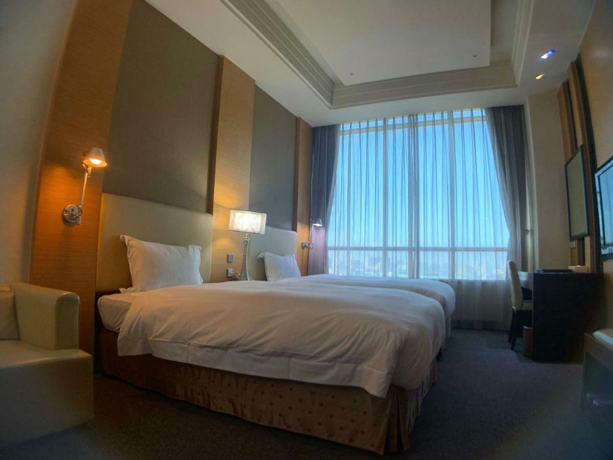 Ever Delightful Business Hotel Чиай Сити Екстериор снимка