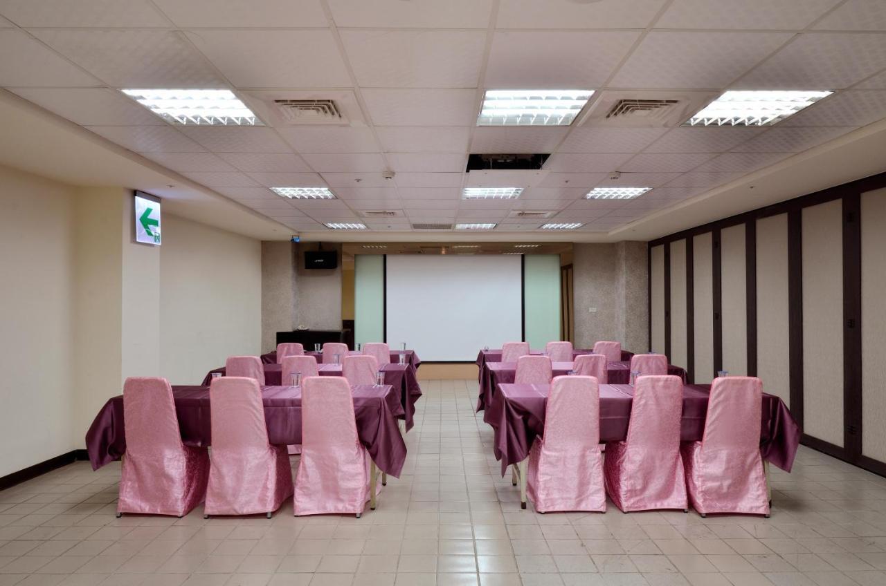 Ever Delightful Business Hotel Чиай Сити Екстериор снимка