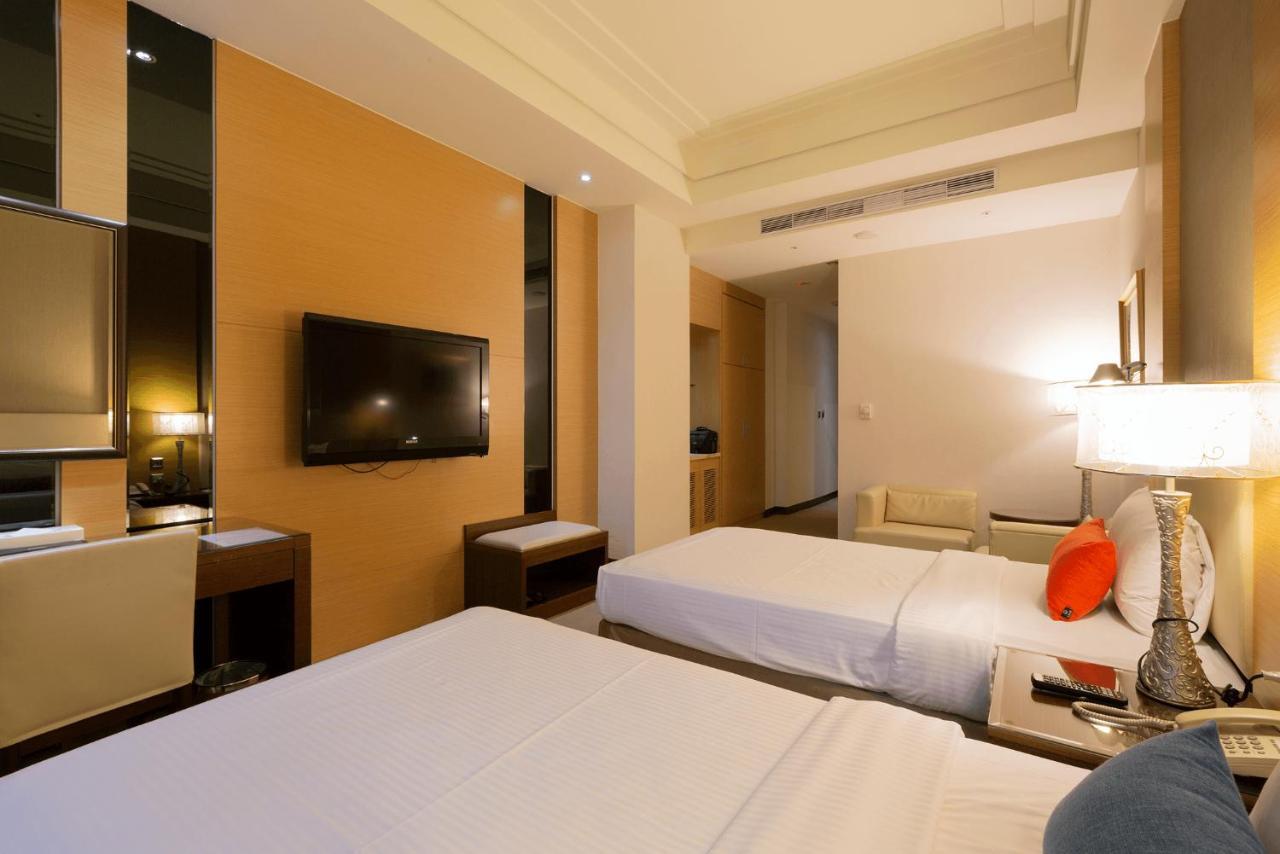 Ever Delightful Business Hotel Чиай Сити Екстериор снимка